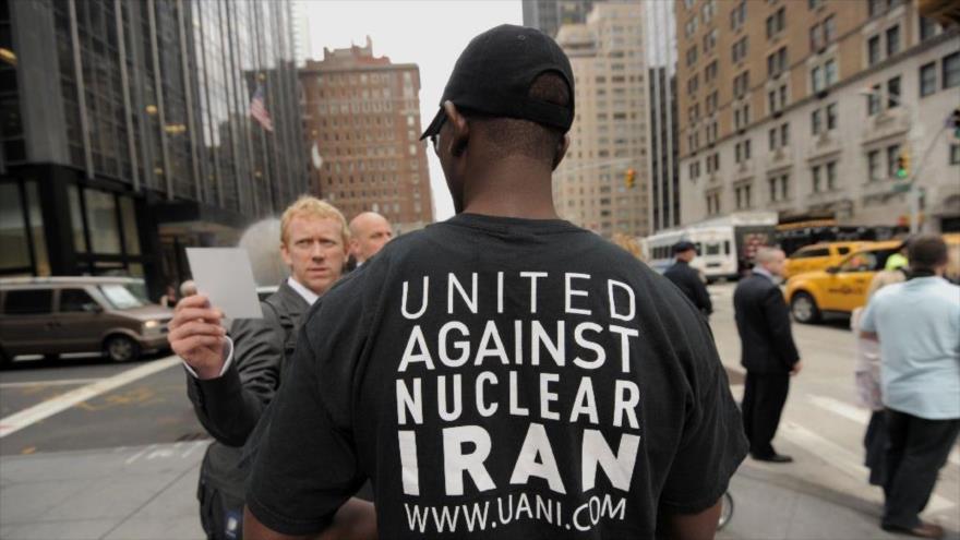 Un hombre lleva una camiseta donde pone: "Unidos contra un Irán nuclear"(UANI).