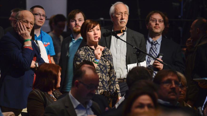 Delegados del partido Alternativa para Alemania discuten un manifiesto antislámico durante su congreso en Stuttgart (oeste), 1 de mayo de 2016.