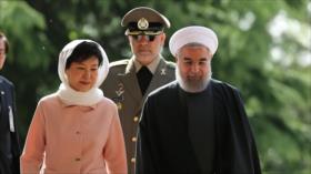 El presidente iraní recibe a su par surcoreana en Teherán