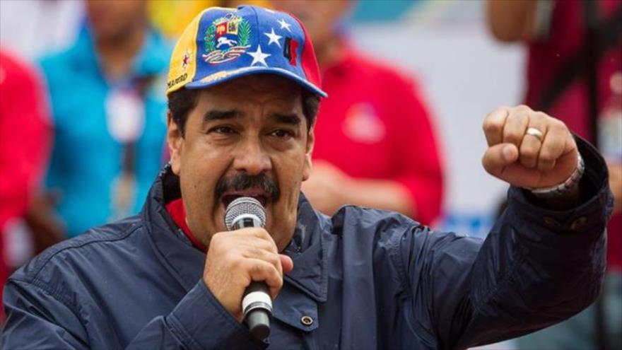 El presidente de Venezuela, Nicolás Maduro, ofrece un discurso ante los trabajadores que se movilizan para conmemorar su día, 1 de mayo de 2016.