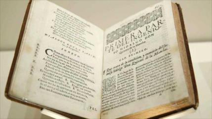 La RAE entrega ejemplar del Quijote al papa Francisco