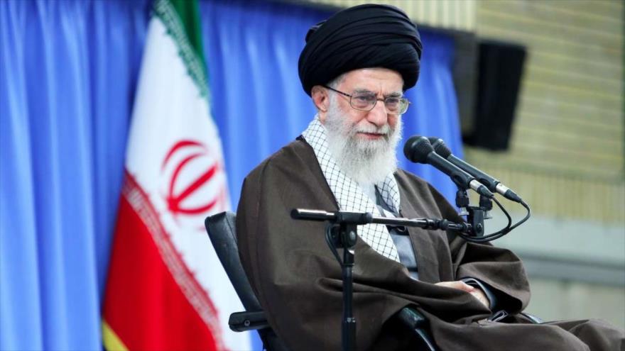 El Líder de la Revolución Islámica de Irán, el ayatolá Seyed Ali Jamenei, durante un discurso pronunciado con motivo del Día Nacional del Maestro, 2 de mayo de 2016.