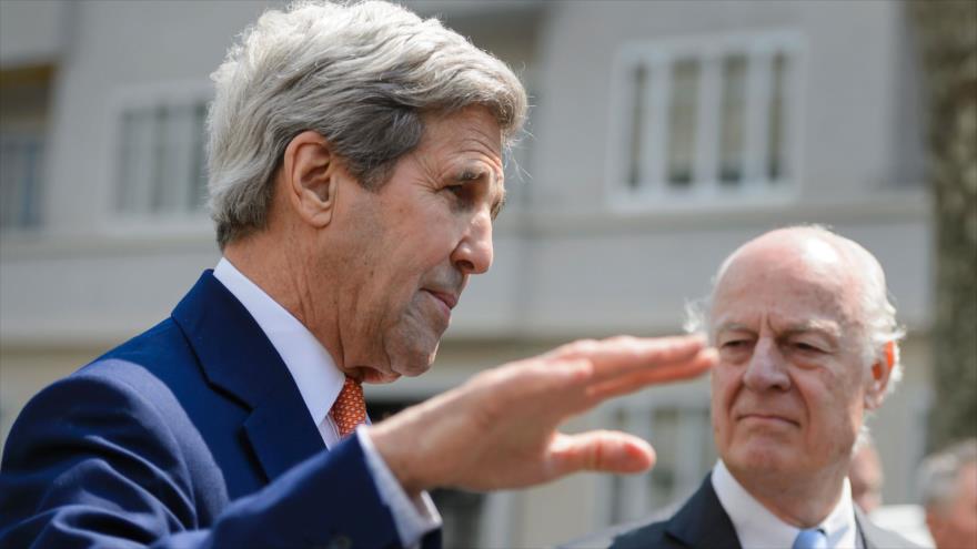 El secretario de Estado de EE.UU., John Kerry (izaquierda), habla ante los periodistas en Ginebra (Suiza), acompañado por el enviado espacial de la ONU para Siria, Staffan de Mistura, 2 de mayo de 2016.