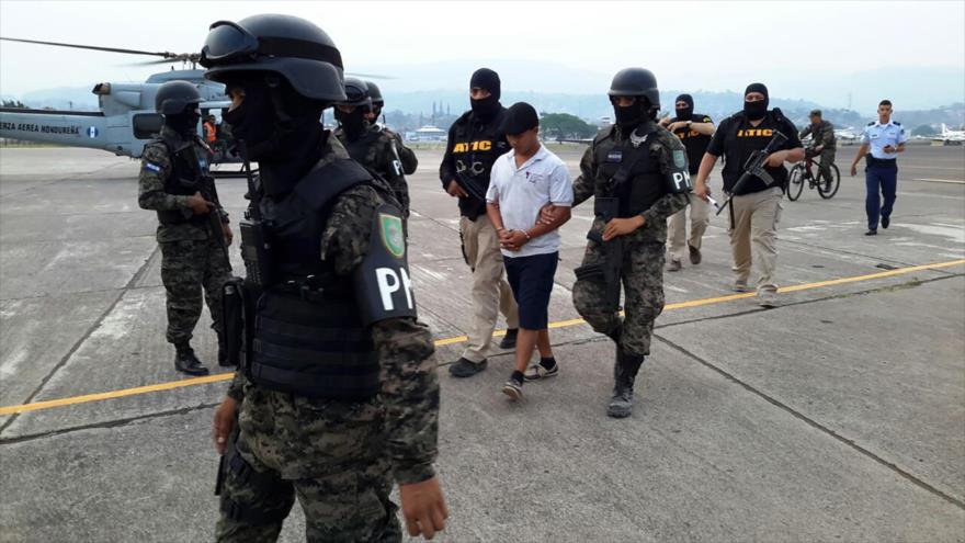 Detienen en Tegucigalpa, capital de Honduras, a Edilson Atilio Duarte Meza (esposado) por presunta implicación en el asesinato de la ambientalista, Berta Cáceres, 2 de mayo de 2016.