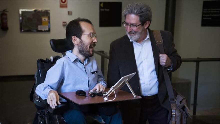 El secretario de organización de Izquierda Unida (IU), Adolfo Barrena (dcha.), y su homólogo de Podemos, Pablo Echenique, 3 de mayo de 2016.