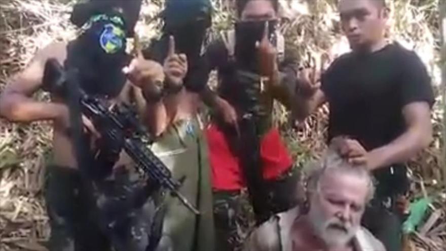 Imagen captada de un vídeo difundido el 3 de mayo de 2016 por la rama del grupo terrorista Daesh en Filipinas que muestra supuestamente la decapitación del canadiense John Ridsdel.