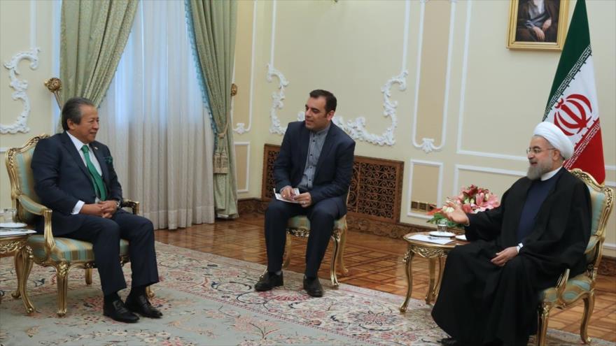 El presidente iraní, Hasan Rohani (dcha.), reunido con el canciller malasio, Anifah Aman (izda.), en Teherán, capital persa, 3 de mayo de 2016.