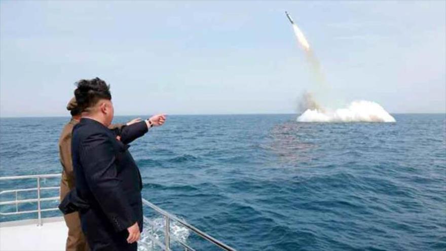 Kim Jong-un, líder de Corea del Norte, supervisa el lanzamiento del misil desde un submarino clase Sinpo.