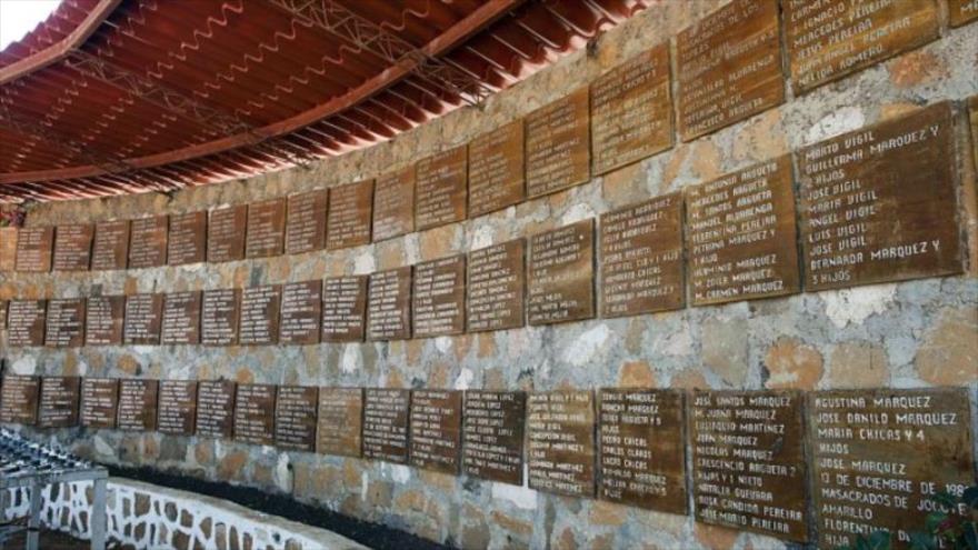 Inscripciones con los nombres de las víctimas de la masacre de El Mozote de 1981.