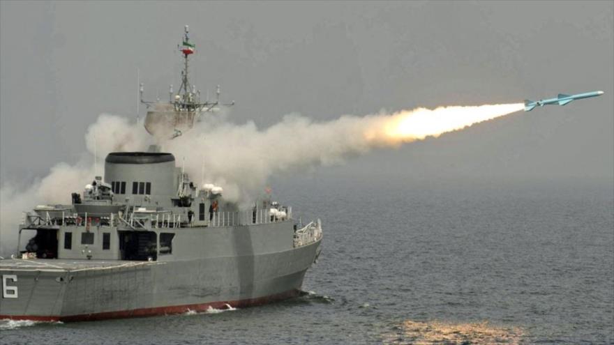 Fuerza Naval del Cuerpo de los Guardianes de la Revolución Islámica (CGRI), realiza una maniobra militar en el Golfo Pérsico.