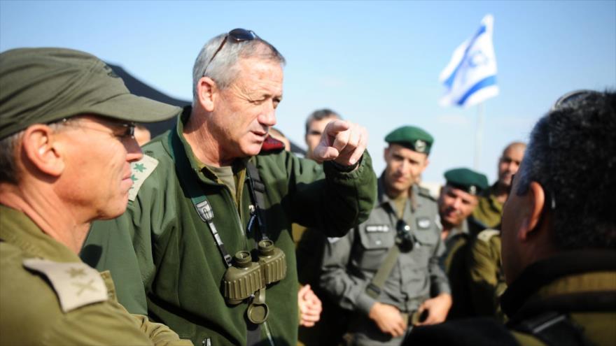 El ex jefe del estado mayor israelí Benjamin “Benny” Gantz (segundo desde la izquierda).