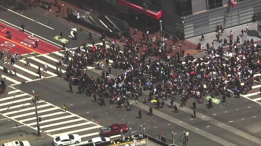 Cientos de manifestantes en las calles de San Francisco, California, en rechazo a brutalidad policial. 3 de mayo de 2016