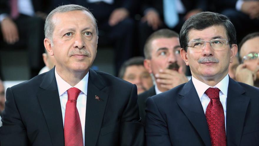 El primer ministro de Turquía, Ahmet Davutoglu (dcha.), y el presidente turco, Recep Tayyip Erdogan.