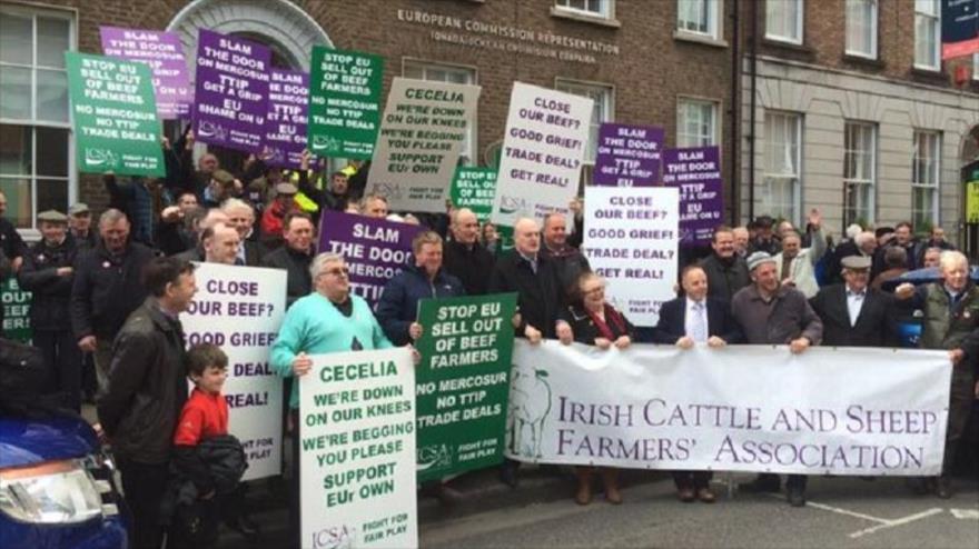 Protesta en contra del Acuerdo Transatlántico de Libre Comercio e Inversiones (TTIP, por sus ‎siglas en inglés) en Dublín, la capital de Irlanda, 4 de mayo de 2016.