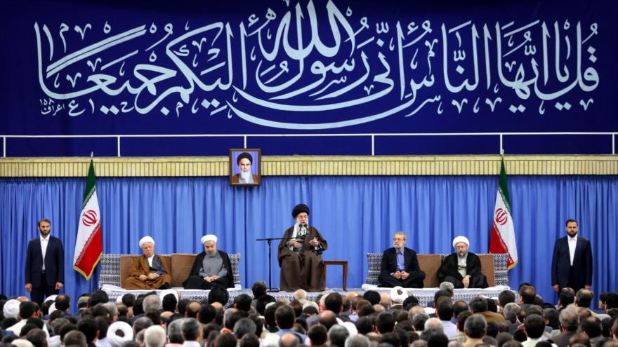 El Líder de la Revolución Islámica de Irán, el ayatolá Seyed Ali Jamenei, ofrece un discurso en una reunión con funcionarios iraníes y los embajadores de los países islámicos en Teherán, capital persa, 5 de mayo de 2016.