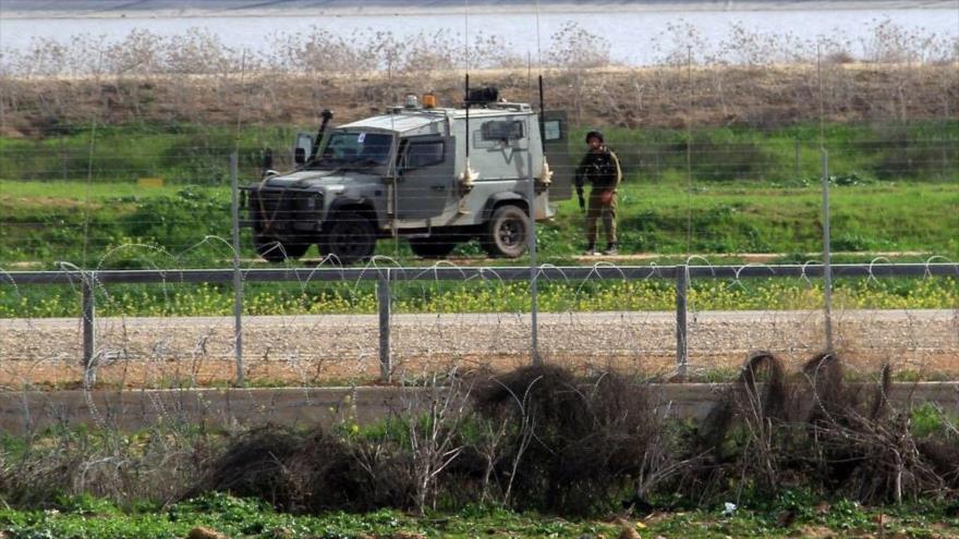 Un coche militar del ejército israelí en el este de Jan Yunes, en el sur de la Franja de Gaza.