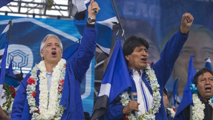 El presidente y el vicepresidente de Bolivia, Evo Morales (dcha.) y Álvaro García Linera, respectivamente, celebran su victoria en las elecciones de 2014.