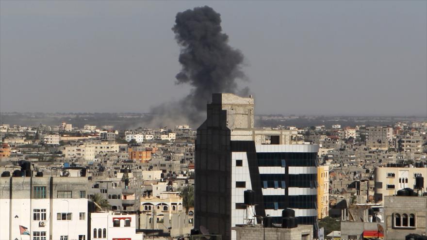 El humo se eleva después de ataques de artillería del régimen de Israel en la ciudad palestina de Rafah, en la frontera sureña con la Franja de Gaza, 5 de mayo de 2016.