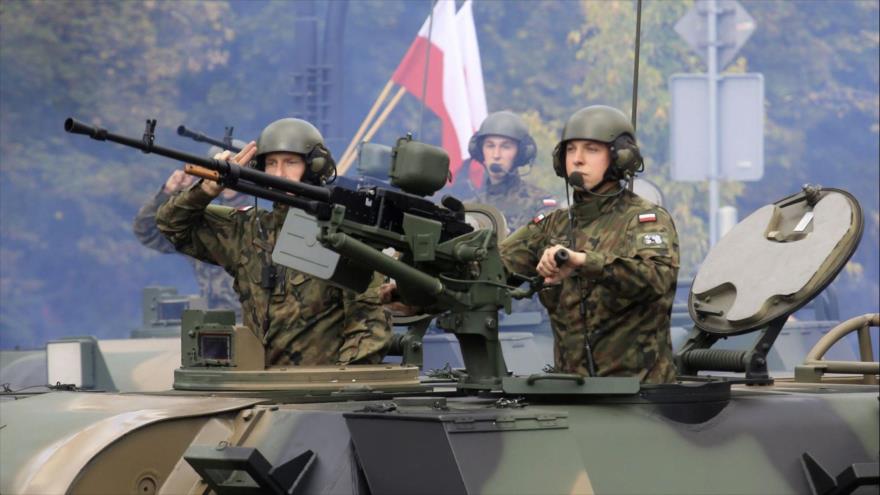 Vehículos blindados pasan por el centro de Varsovia, la capital de Polonia, durante el desfile del Día del Ejército Nacional, 15 de agosto de 2014.