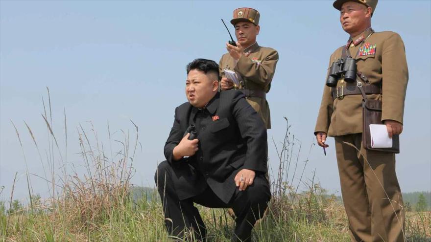 El líder norcoreano, Kim Jong-un, observa una maniobra militar.