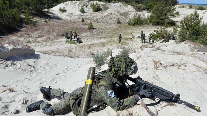 Varios soldados de la Fuerza de Respuesta Rápida de la OTAN durante un ejercicio militar en las costas de Ustka, norte de Polonia. 