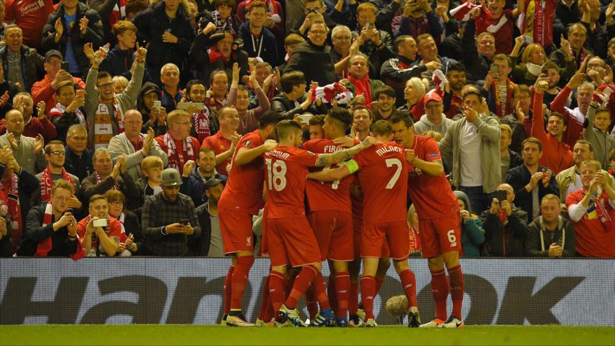 Jugadores del equipo británico Liverpool celebran un gol en el partido en su casa Anfield, contra el español Villareal, 5 de abril de 2016.