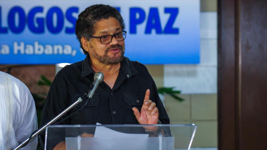 Jefe de la delegación de las Fuerzas Armadas Revolucionarias de Colombia (FARC) en los diálogos de paz con el Gobierno, Iván Márquez, lee un comunicado de la guerrilla en el Palacio de Convenciones en La Habana, capital de Cuba, 6 de mayo de 2016.
