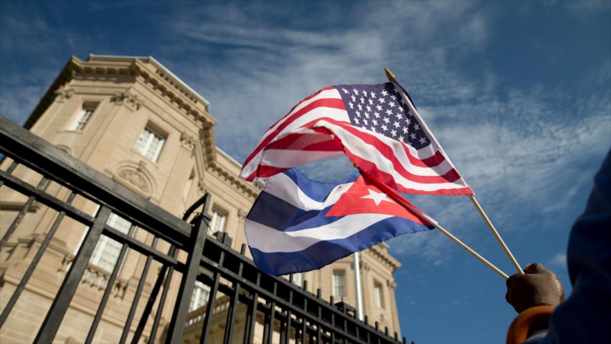 Las banderas de Cuba y Estados Unidos agitando frente a la embajada de Cuba en Washington, capital estadounidense.