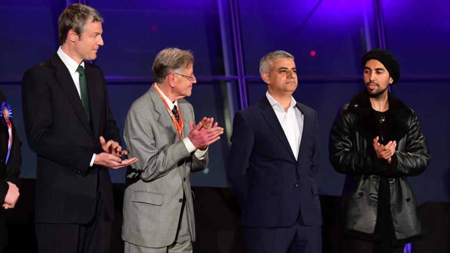 Sadiq Jan (2º de drcha.), nuevo alcalde de Londres, capital del Reino Unido, 7 de mayo de 2016.