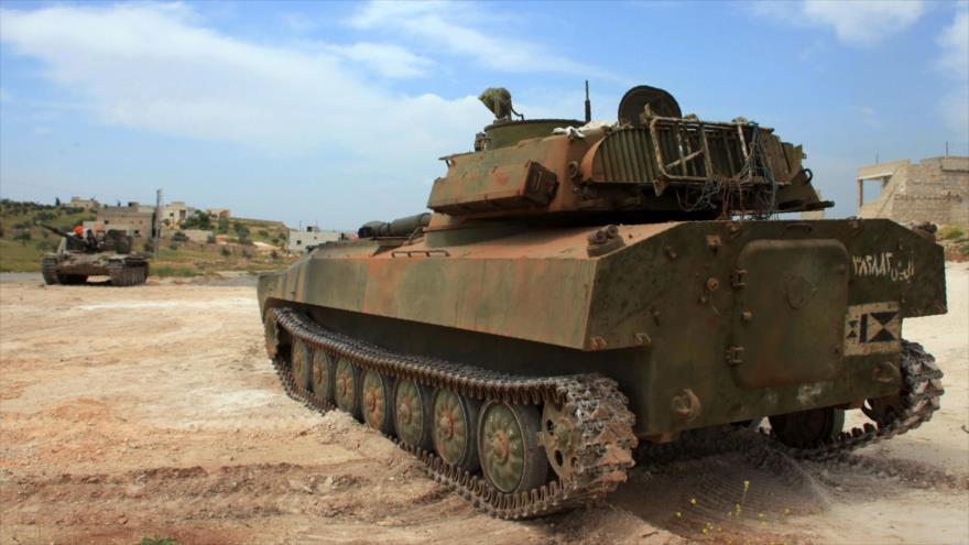 Tanques del Ejército sirio en un suburbio de la ciudad noroccidental de Alepo. 