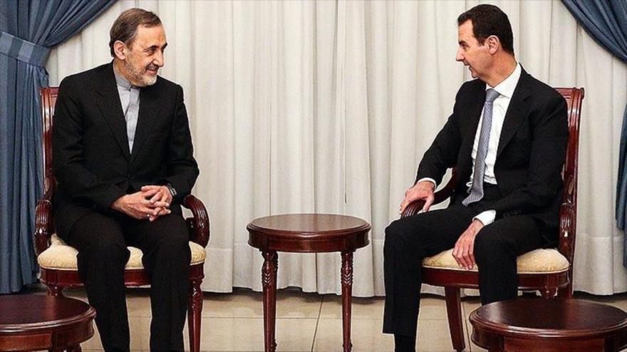 El asesor del Líder iraní, Ali Akbar Velayati, reunido con el presidente sirio, Bashar al-Asad, en Damasco, capital de Siria. 7 de mayo de 2016