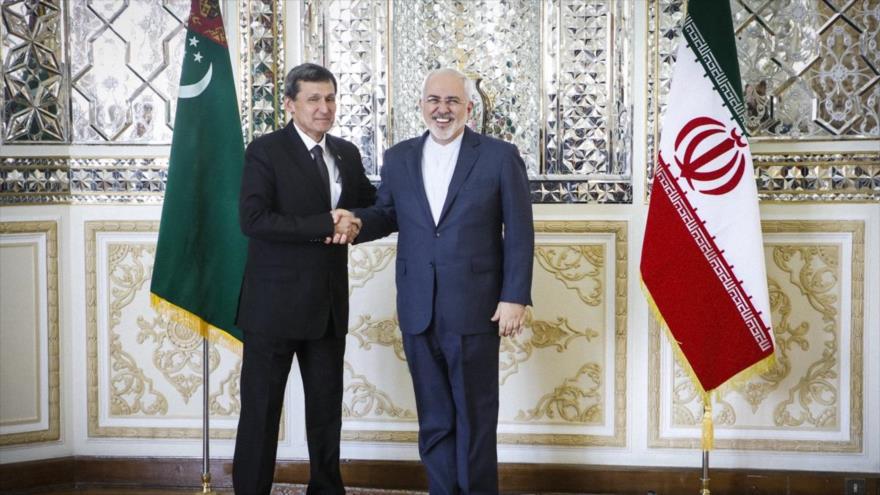 Los cancilleres de Irán y Turkmenistán, Mohamad Yavad Zarif (dcha.) y Raşit Meredow, se reúnen en Teherán, capital persa, 7 de mayo de 2016.