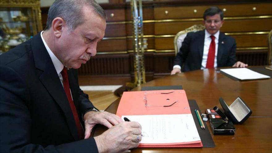 El presidente de Turquía, Recep Tayyip Erdogan (izda.) y el primer ministro del país, Ahmet Davutoglu.