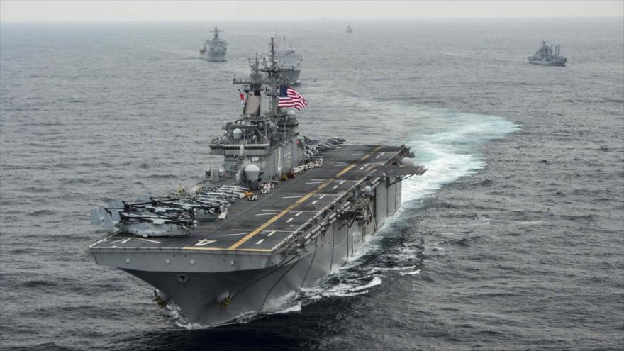 El buque de asalto anfibio USS Boxer (medio) junto con sus buques escoltas, USS Gonzalez y USS Gravely.