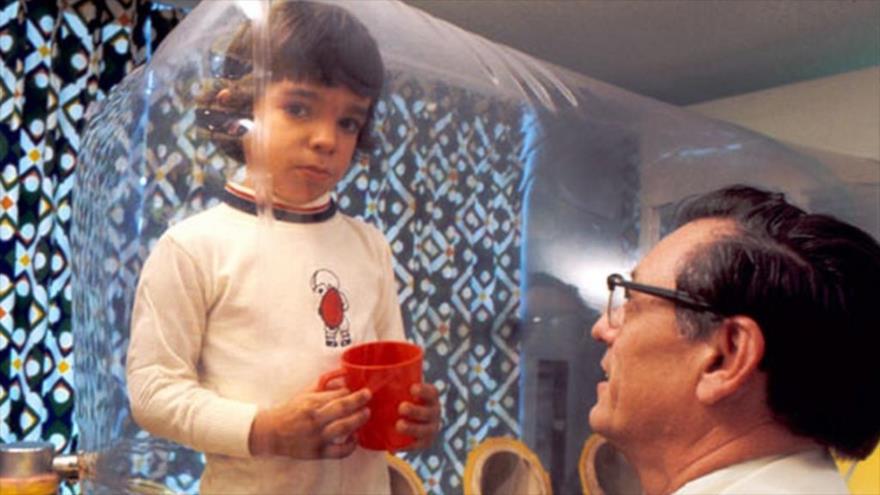 Una escena de la película "El niño en la burbuja plástica" (1976), que trata el síndrome del niño burbuja.