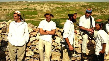 VIDEO: Colonos israelíes atacan a dos activistas palestinos en Cisjordania