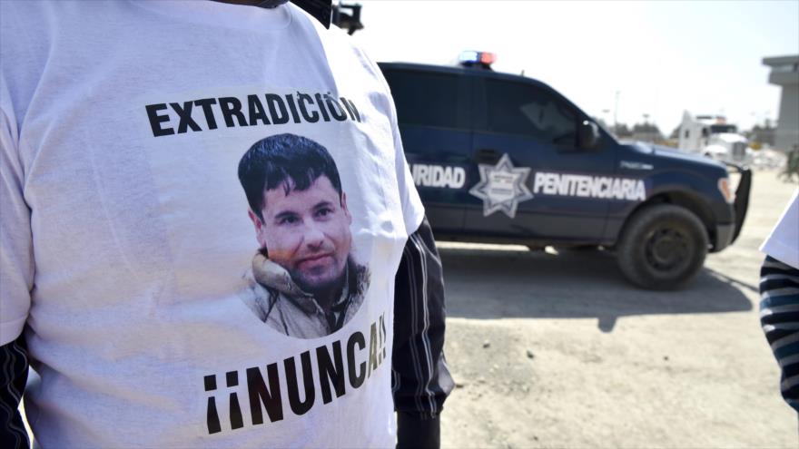 Una persona cercana a Joaquín "El Chapo" Guzmán lleva una camiseta que dice "Extradición - Nunca" para expresar su rechazo al posible traslado del capo mexicano encarcelado a EE.UU.