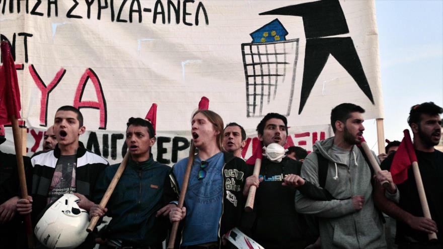 Protestan frente al Parlamento griego contra nuevas reformas económicas, 8 de mayo de 2016.