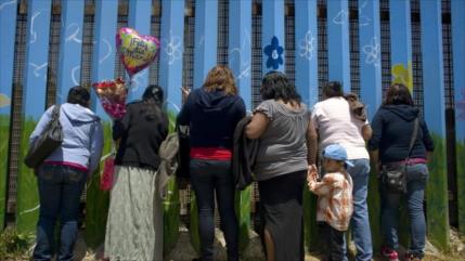 Familias mexicanas celebran Día de la Madre en muro fronterizo