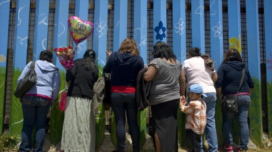 Familias mexicanas hablan a través de la malla metálica en la frontera entre Tijuana (México) y San Diego (California, EE.UU.).