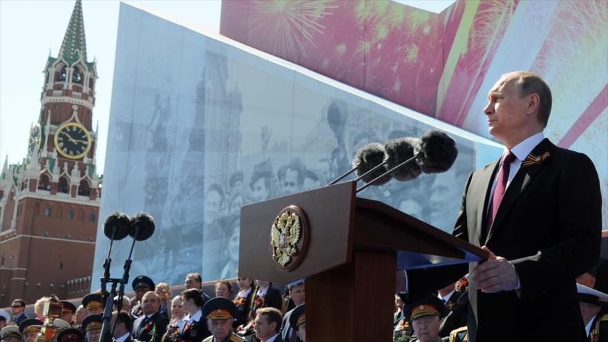 El presidente ruso, Vladimir Putin, presenta su discurso durante la ceremonia del Día de la Victoria en la Plaza Roja de Moscú (capital), 9 de mayo de 2016.