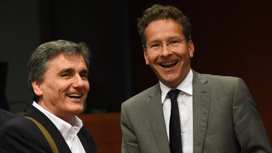 El ministro de Finanzas griego Euclides Tsakalotos (izda.) estrecha la mano del presidente del Eurogrupo, Jeroen Dijsselbloem, durante la reunión de este lunes en la sede de Eurozona, en Bruselas (Belgica), 9 de mayo el año 2016.