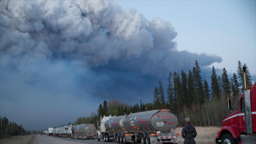 Una gran columna de humo sale de la región que sufre fuertes incendios forestales en Alberta, Canadá.