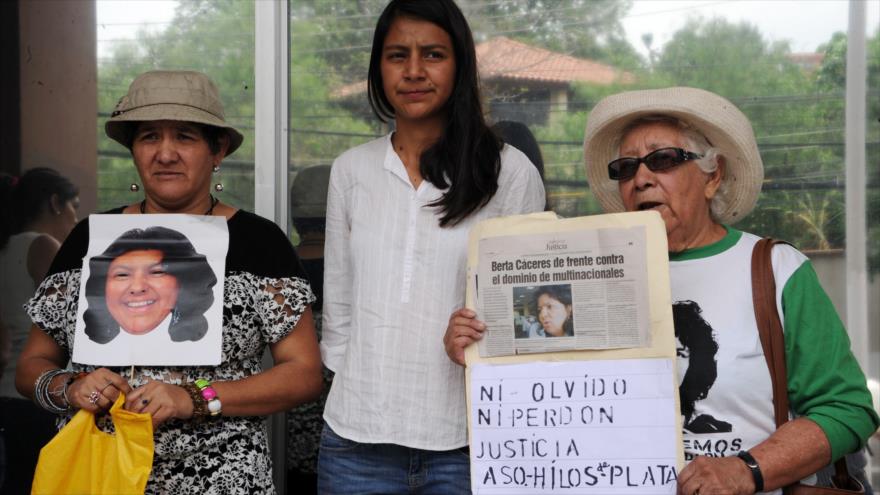 Laura Zuniga Cáceres (centro), hija de la ambientalista hondureña, Berta Cáceres, asiste a una movilización realizada en la capitalina ciudad de Tegucigalpa, por el esclarecimiento del asesinato de su madre.