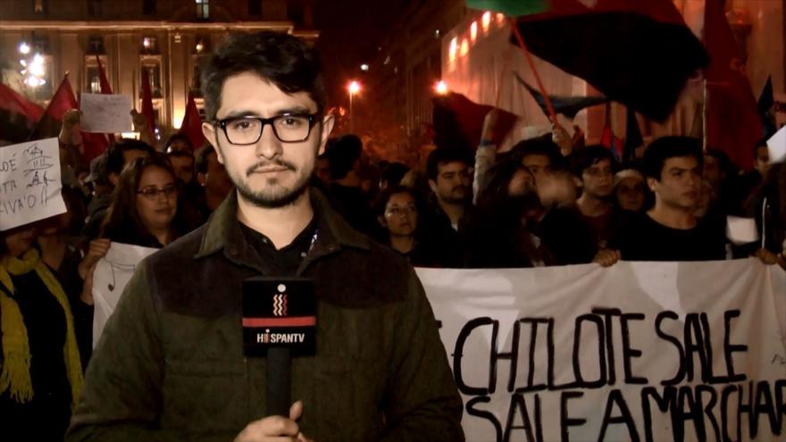 Policía chilena reprime protesta contra industria salmonera
