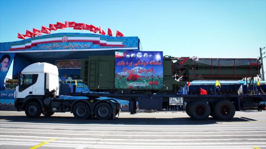 Desfile de camiones que transportan los sistemas de defensa antimisiles S-300 en la conmemoración del Día Nacional del Ejército en Teherán, 17 de abril de 2016.