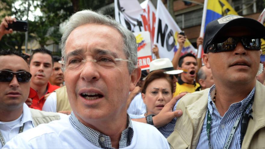 El expresidente de Colombia Álvaro Uribe Vélez participa en una protesta antigubernamental en Medellín (noroeste).