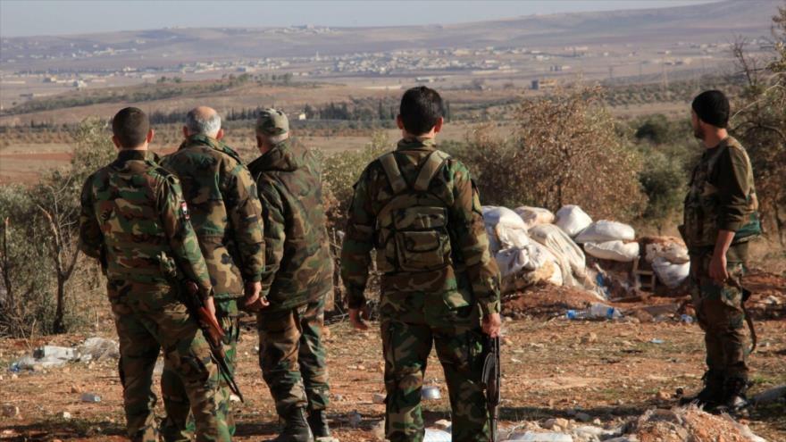 Fuerzas del Ejército sirio inspeccionan un área en Jan Tuman, localidad situada a unos 10 kilómetros al sudoeste de la ciudad de Alepo, noroeste de Siria. 22 de diciembre de 2015