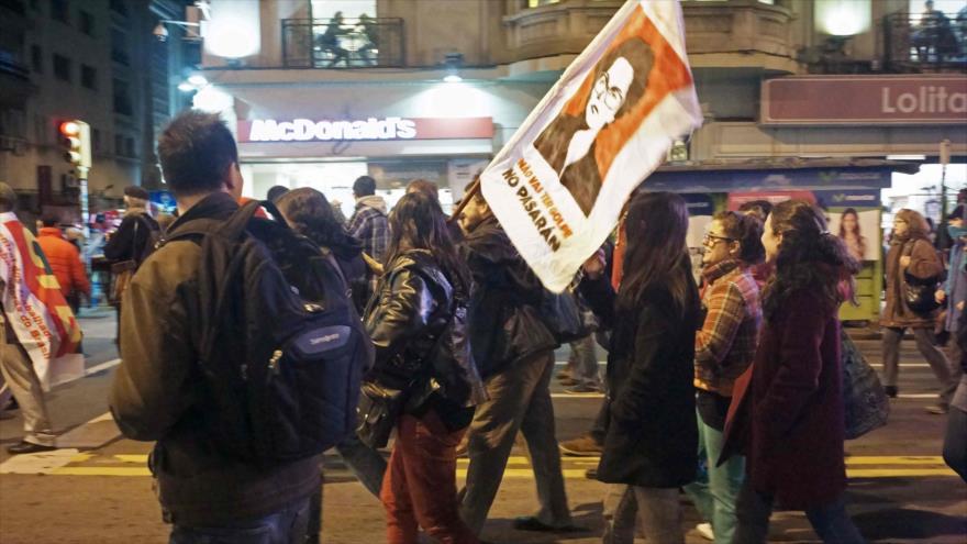 Manifestantes recorren las calles en contra de la apertura de un juicio político a la presidente brasileña Dilma Rousseff, 10 de mayo de 2016.