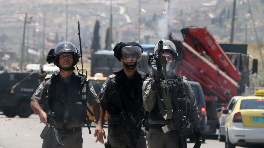 Fuerzas israelíes disparan gases lacrimógenos hacia manifestantes palestinos reunidos para marcar el 67 aniversario de la Nakba en el sur de la ciudad cisjordana de Nablus, 16 de mayo de 2015.